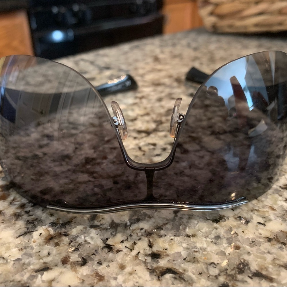 Gucci Black Shield Sunglasses with Dark Smoke Lenses - Picture 4 of 8